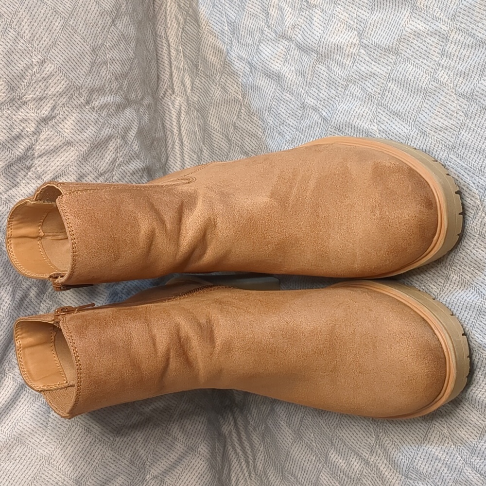 Universal Thread Katrina Platform Boots in tan. - image 4